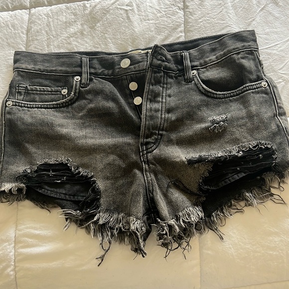 We the Free (Size:26) black, fringed jean-shorts. - Picture 1 of 2